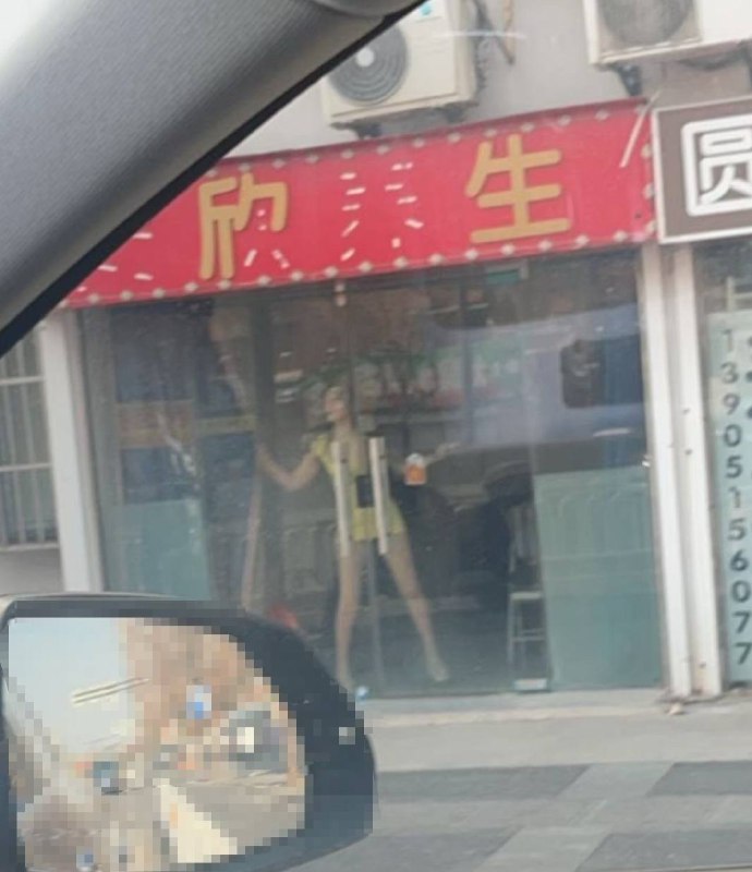 南京市迈皋桥地铁站5号口出向前